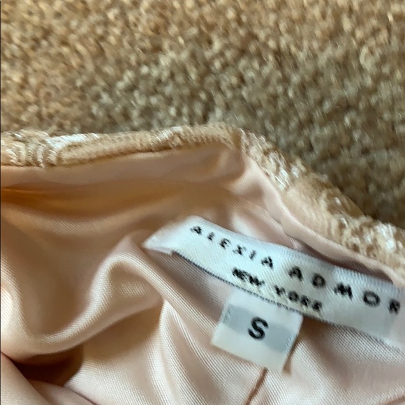 Pink lace dress - Picture 5 of 7